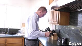 Giselle Palmer, la hijastra tienta de manera muy sexy al nuevo daddy