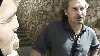 Nomi, original manera de usar el sillón del abuelo para cojer