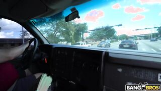 Asia Riggs, rubia puta bombeada hasta llenar el tanque de leche