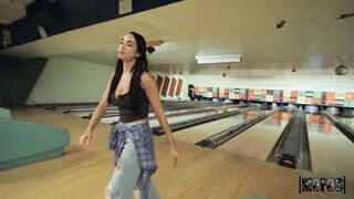 Gaby Ortega,  jugando a los bolos con tu novia in situ