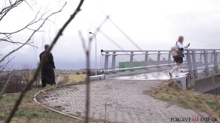 Colegiala lesbiana come una buena pija antes de verse con su novia