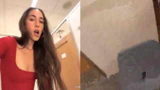 chica masturbándose en vestidor público