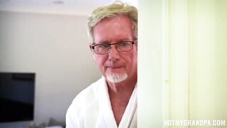 Hermosa chica Paige Owens folla con su abuelito en el baño