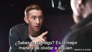 Una tia cuerpona folla con su jefe en un club