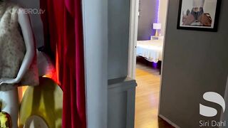 Siri Dahl follando con delivery de hierba