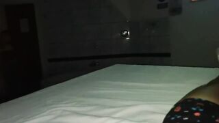 Madrastra se quedó sin bebidas y viene a mi habitación en medio de la noche