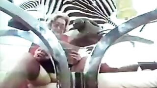 Vieja fea, gorda y marrana se mete botella en el chocho