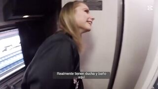Rubia flaca se corre duro mientras folla a un extraño en el tren Catarina Petrov sub esp