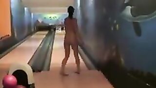 Gwen c desnuda en juego de  bolos