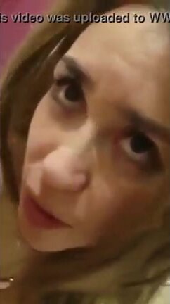 Latina madura cachonda anal en el baño