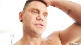 Nacho Vidal rompe el culo de la pequeña Nora