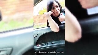 Lleva a jovencita latina en el coche y ella solo piensa en follar