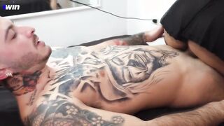 le rompo el orto a mi novia, frente al virgen de su hermano (porno en vivo para el)