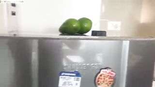 Engaña a su amiga latina y es descubierta, hacen trío. Español