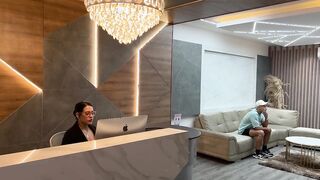 Kylei Ellish, secretaria da una atención personalizada a cliente