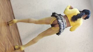 TRANSEXUAL Asiática bailando Techno