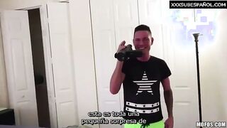 Mi Amigo Engaña a su Novia Vendandole los Ojos Para que me Chupe La Polla - Sub Español