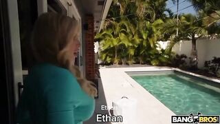 Danielle renea en la piscina sub español