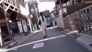 Mori Ayami, una oficinista de cuerpo blando que es entrenada durante dos horas todas las mañanas med