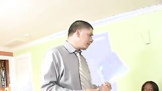 Dos negras follando por deuda