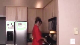 Llenan de lefa el coño de una madre tetona en la cocina - sub esp