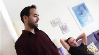 Desconocidos hacen oferta de trabajo a mujer casada y la follan delante del marido. Español