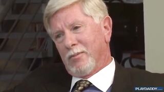 Joven latina entrevista maduro y se lo folla. Español/Latina