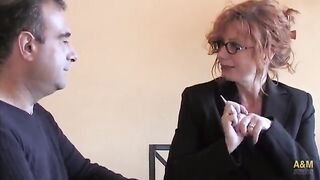 Inspectora de hacienda madura, se folla al defraudador. Español