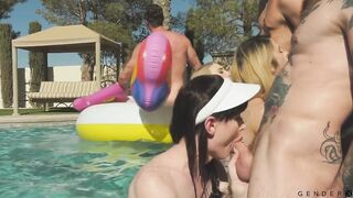 Fiesta en la piscina TRANSEXUAL