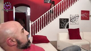 Winter Jade habla por teléfono con su novio mientras su padrastro la hace correrse