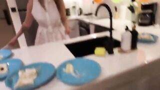 Me follé a la mamá de mi amigo en la cocina después de su cumpleaños. - Alina Rai