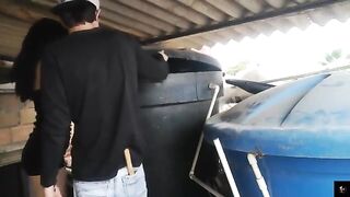 Joven latina contrata al plomero. Español/Latina