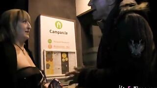 Marco Banderas folla a la madura cachonda María. Sexo duro, charla sucia. Español