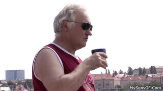 Viejo pervertido folla forzada a la sexy hija teen con buen culo en minifalda de su vecina en azotea