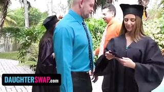 Layla London  Nicole Bexley Recibiendo Regalos Especiales por su Graduación 1 Sub Esp