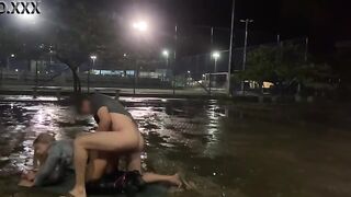 Joven Brasileña follando bajo la lluvia. TRANSEXUAL