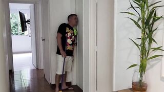 Sorprendo a mi hermanastro espiándome en el baño. Mi padrastro casi nos descubre.