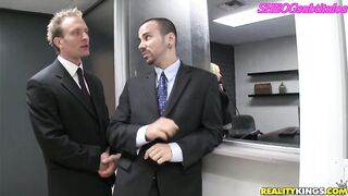 La jefa hace una revisión de rendimiento a sus empleados - Sub español Velicity Von y Riley Evans.