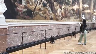 Latina Aleyda Guzmán al aire libre. TRANS. Español