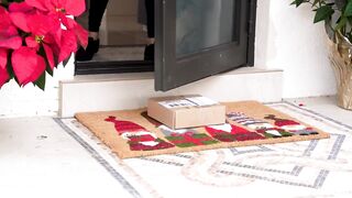 madrastra Lily James se desliza en lencería sexy y deja que su hijastro penetre su c