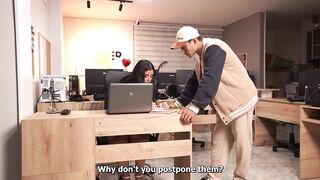 Cogiéndome al hijo de mi jefe por dinero extra