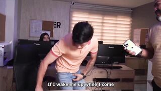 La secretaria le drena las pelotas al hijastro del jefe