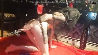 Morena satánica Lucy Ravenblood masturbándose con crucifijo y libro religión