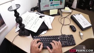 Foxy Lady, fue a empeñar la compu y terminó empeñando la concha