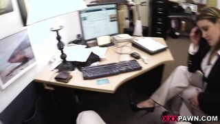 Foxy Lady, fue a empeñar la compu y terminó empeñando la concha