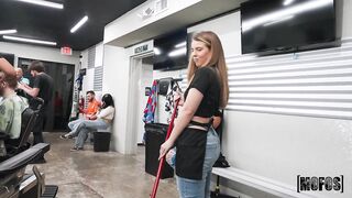 Lucky Anne, rubia culona de barbería dando satisfacción al cliente