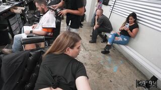 Lucky Anne, rubia culona de barbería dando satisfacción al cliente