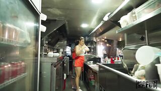 Monica Sierra, latina culona coje en puesto de comida