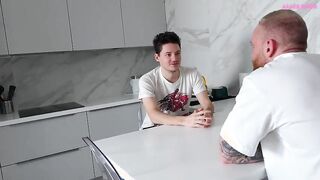 Cállate o mi novio te escuchará follarme! - Linda chica engañando a su novio con su mejor amigo!