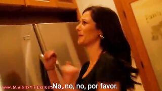 Mama ayuda a su hijo con su erección (Sub en español)